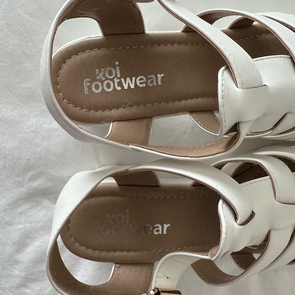 WHITE STRAPPY CLEATED SANDALS, SIZE 10 - Picture 5 of 5